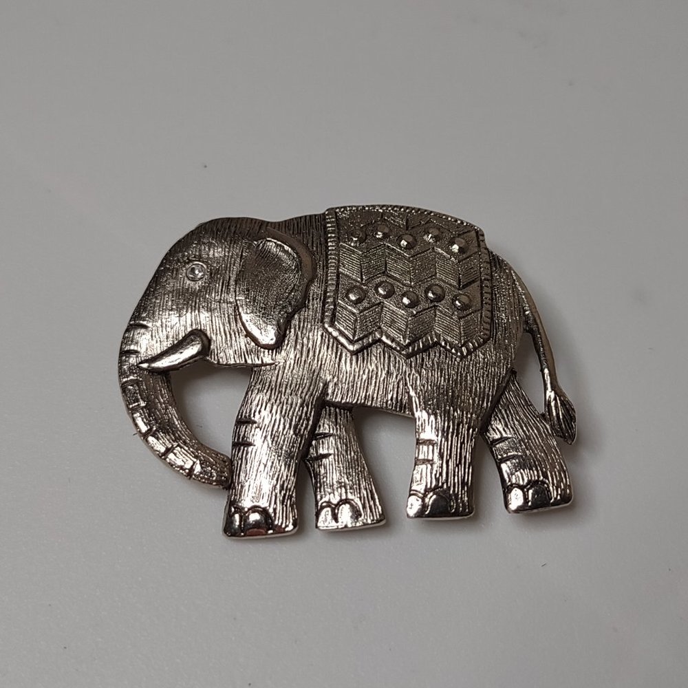 Awesome Silver Tone Metal Elephant Brooch